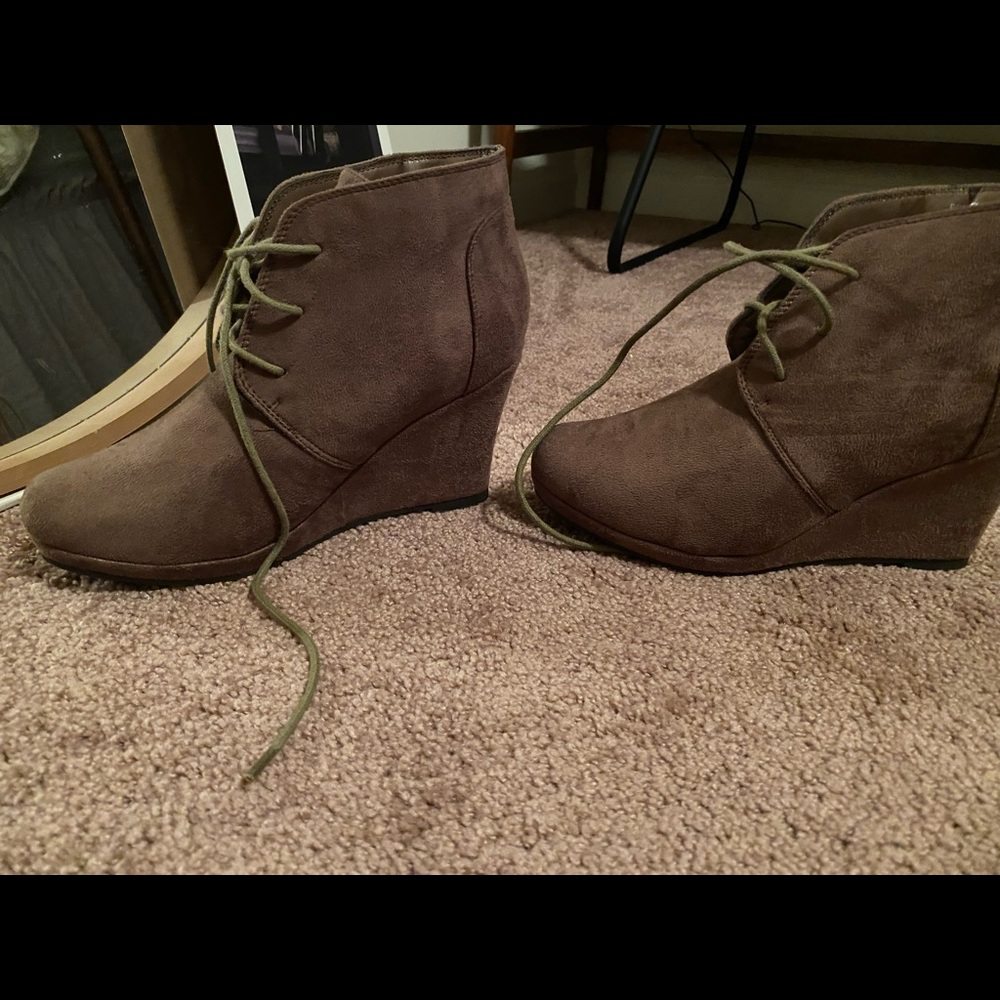 Brand new wedge boots size 6 1/2 40$